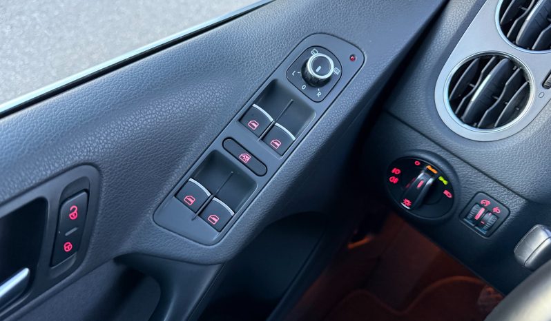 
								Volkswagen Tiguan 2.0 TDI 140 KS 4MOTION Sport Style 2011 full									